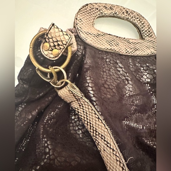 NY Artificial Vegan Leather Bag - Picture 4 of 10